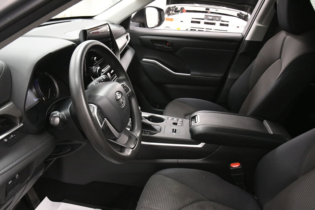 Used 2023 Toyota Highlander L FWD image 18