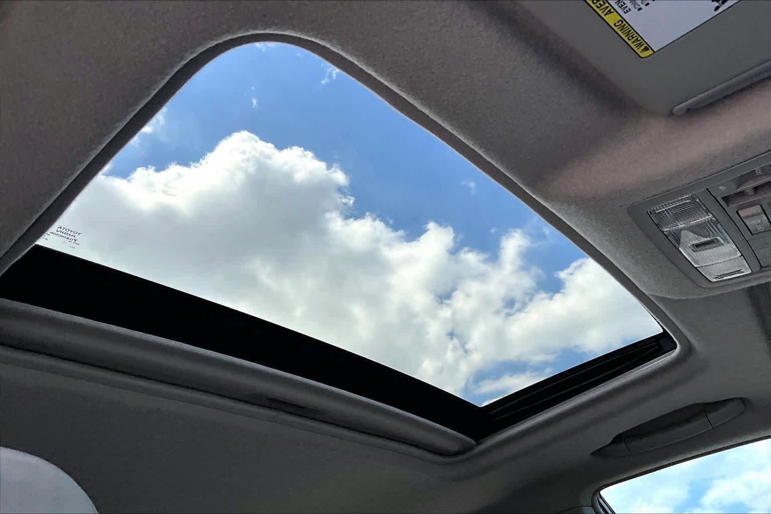 Used 2012 Toyota Highlander SE w/ Tow Pkg FWD image 12
