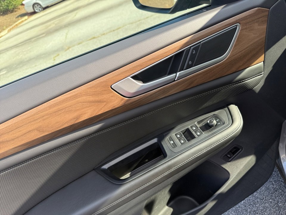 Used 2024 Volkswagen Atlas SE image 36