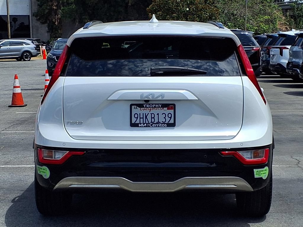 Certified 2023 Kia Niro Wind FWD image 3