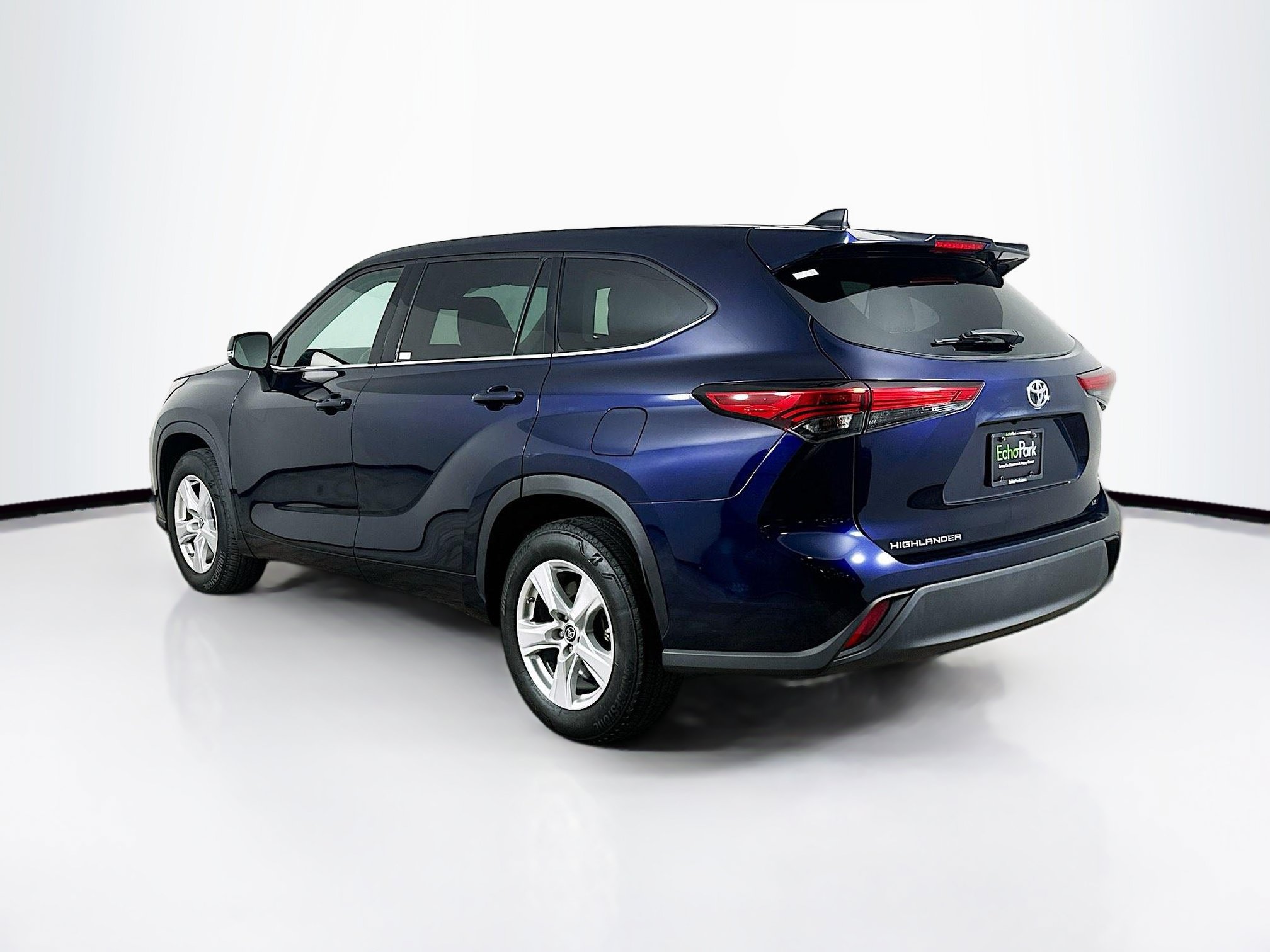 Used 2022 Toyota Highlander LE FWD image 5