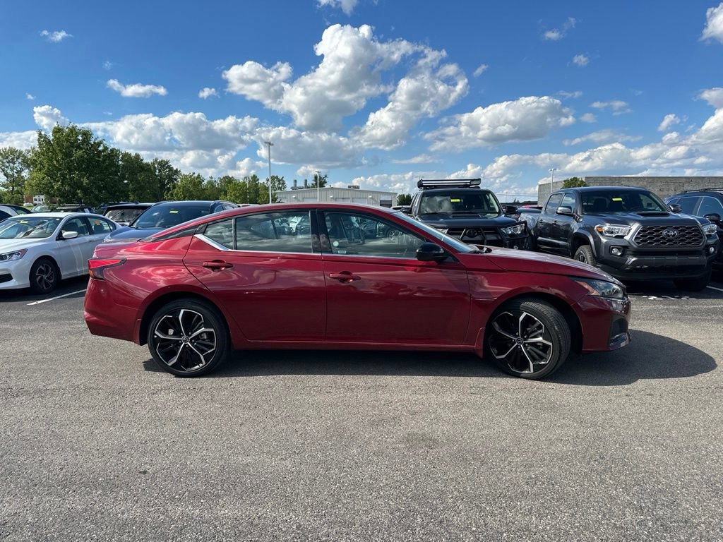 Used 2025 Nissan Altima 2.5 SR AWD/4WD image 11