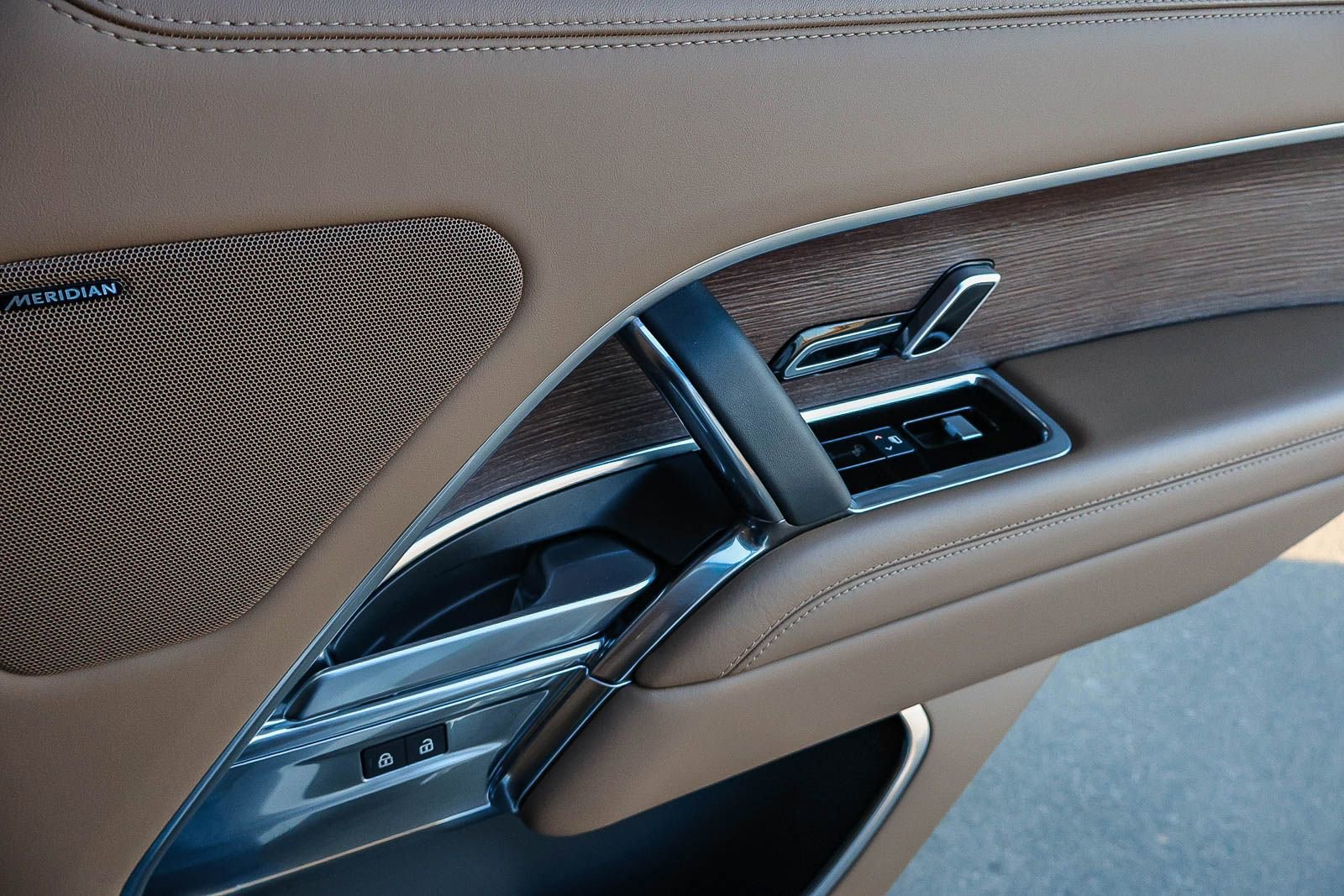 Certified 2025 Land Rover Range Rover SE image 26