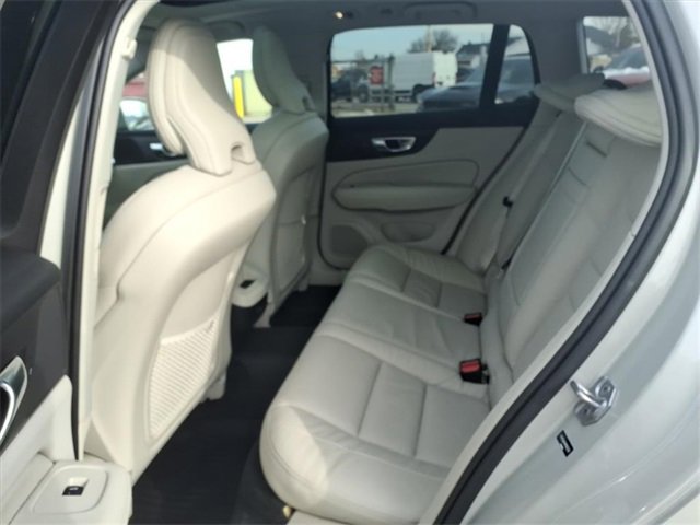Used 2021 Volvo V60 T5 Cross Country image 15