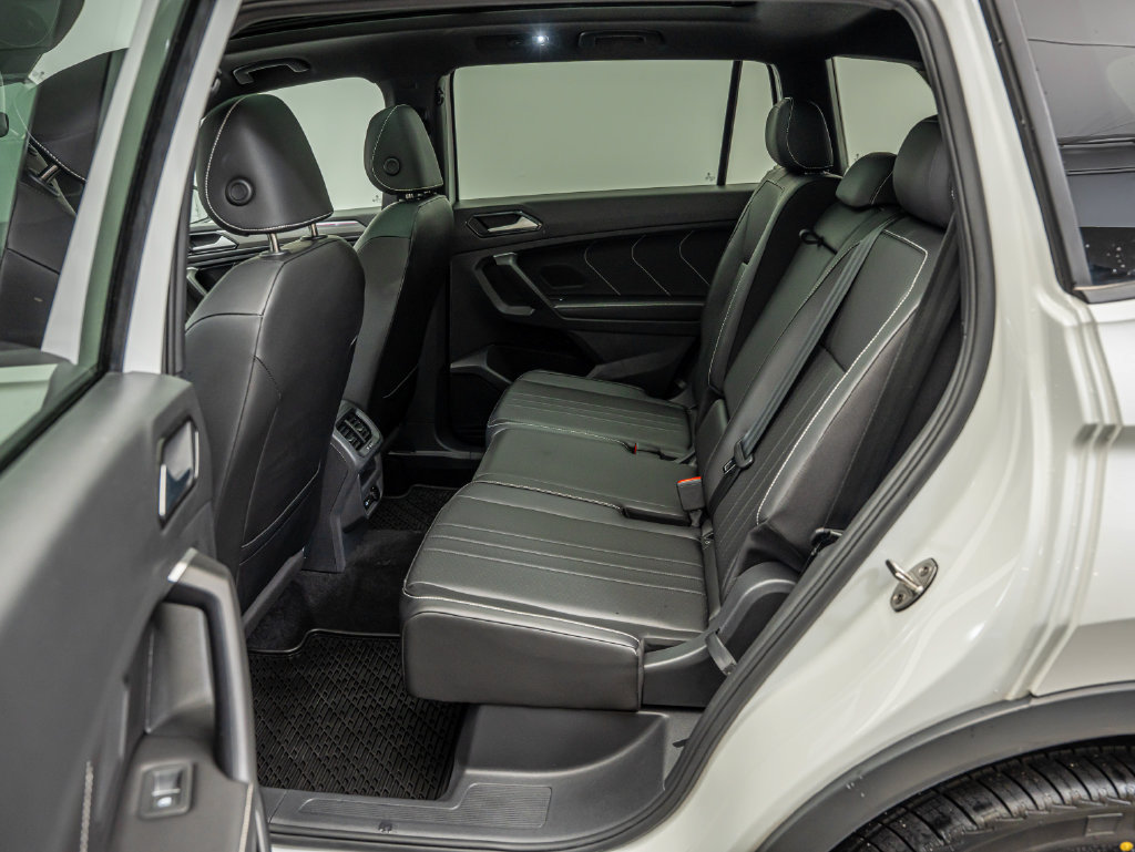 Used 2023 Volkswagen Tiguan SE R-Line FWD image 33