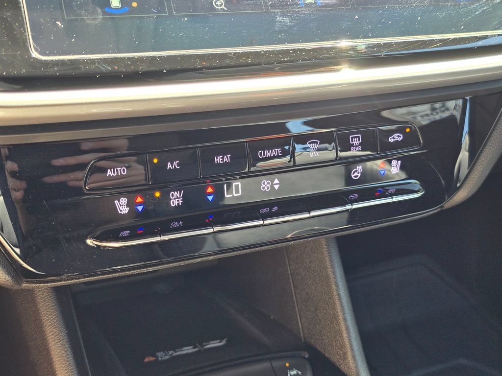Used 2023 Chevrolet Bolt EUV Premier w/ Sun & Sound Package FWD image 28