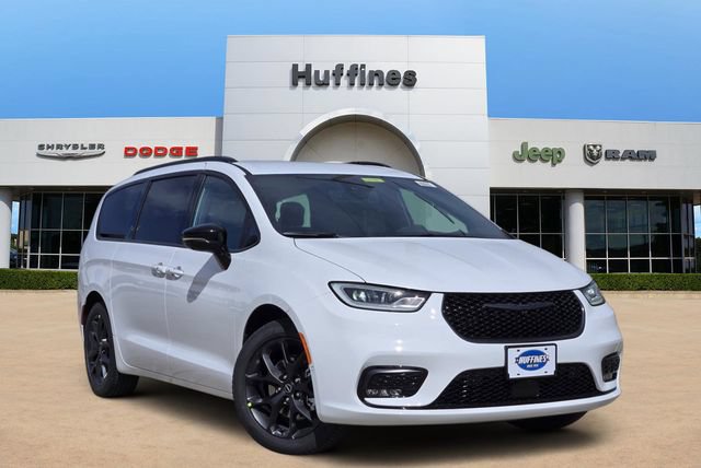 New 2026 Chrysler Pacifica Limited w/ Uconnect Theater Family Group FWD video 1