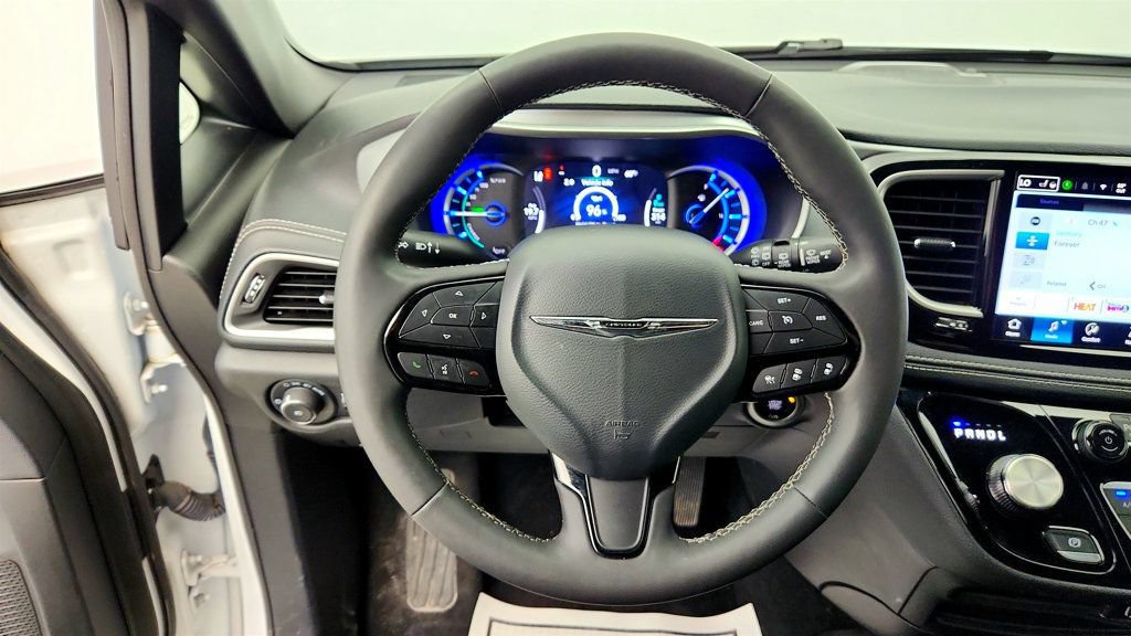 Used 2024 Chrysler Pacifica Limited FWD image 13