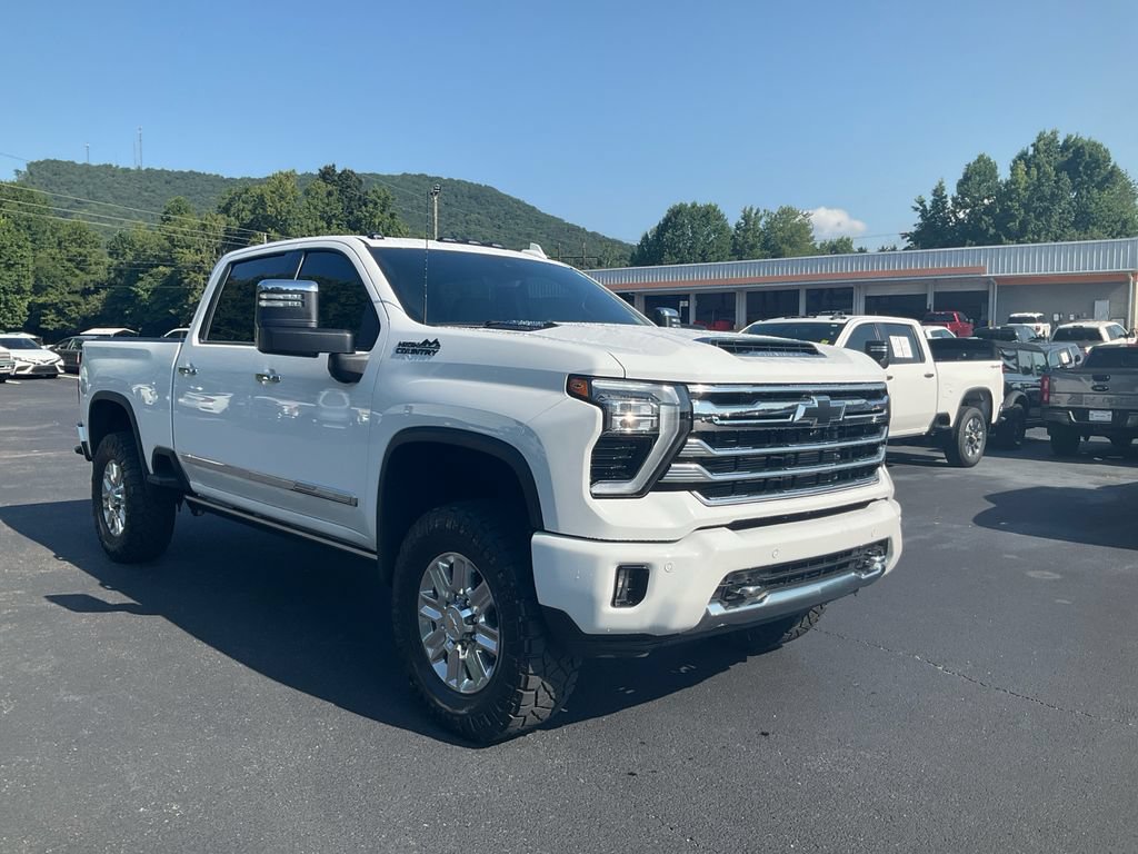 Used 2024 Chevrolet Silverado 3500 High Country w/ High Country Premium Package AWD/4WD image 3