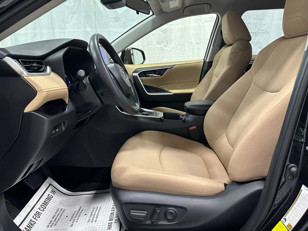 Used 2025 Toyota RAV4 XLE AWD/4WD image 14