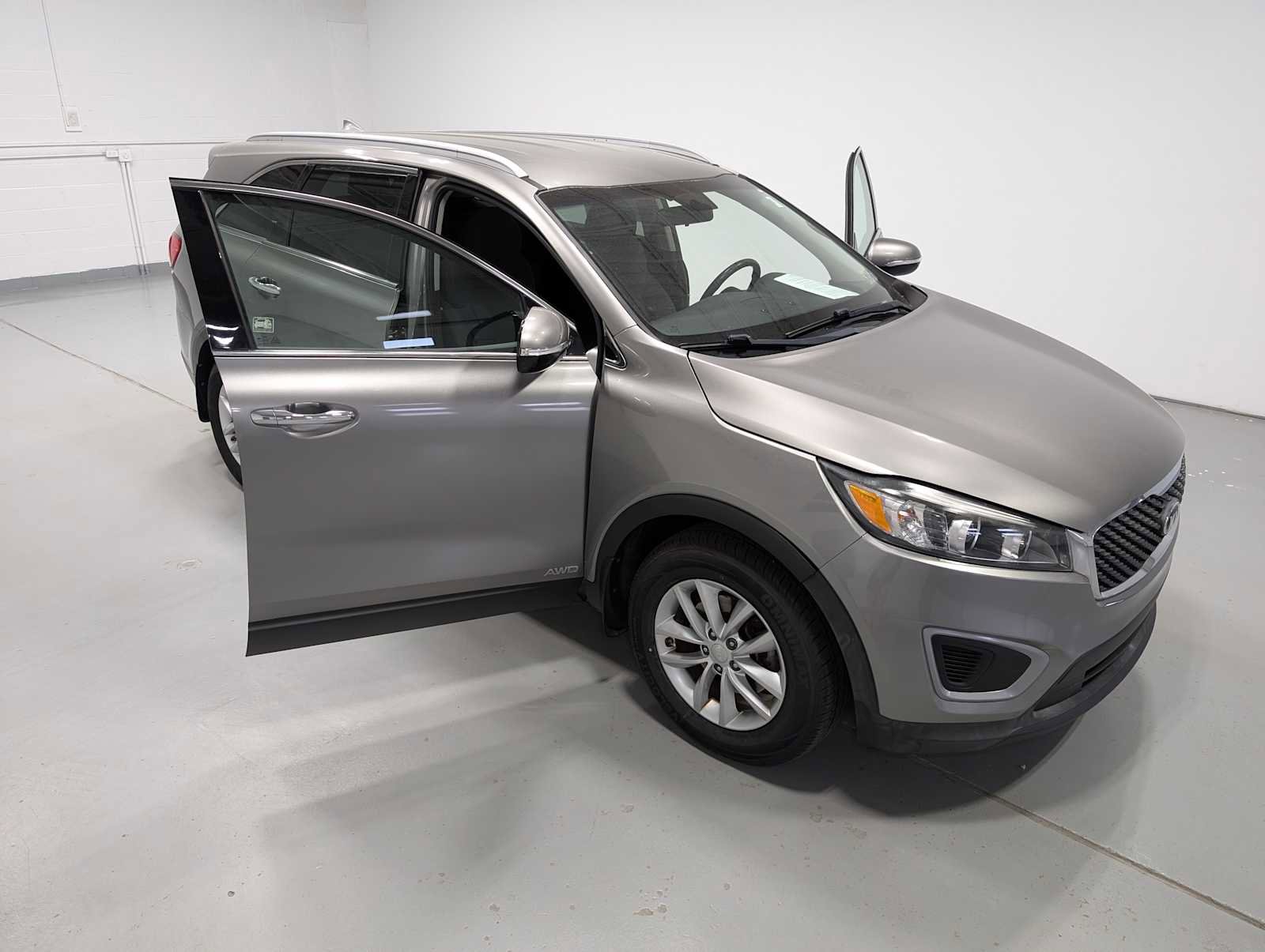 Used 2018 Kia Sorento LX image 16