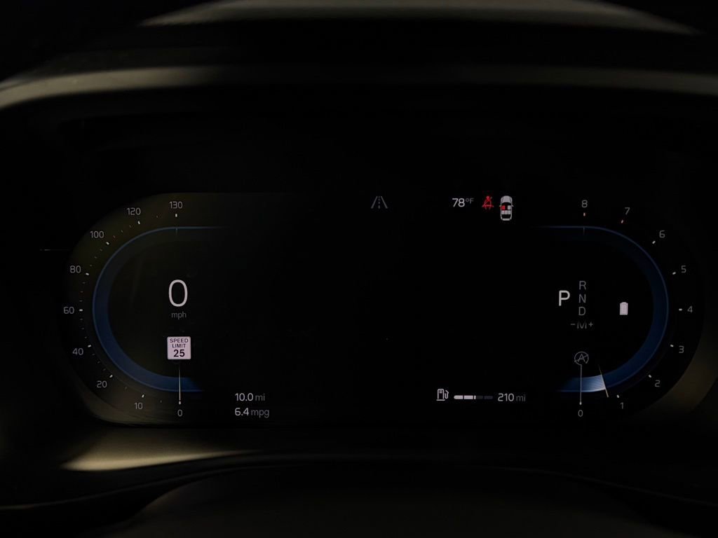 Used 2025 Volvo XC40 B5 Plus image 14