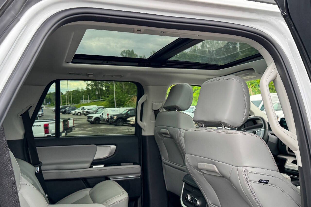 Used 2025 Ford Expedition Active AWD/4WD image 17