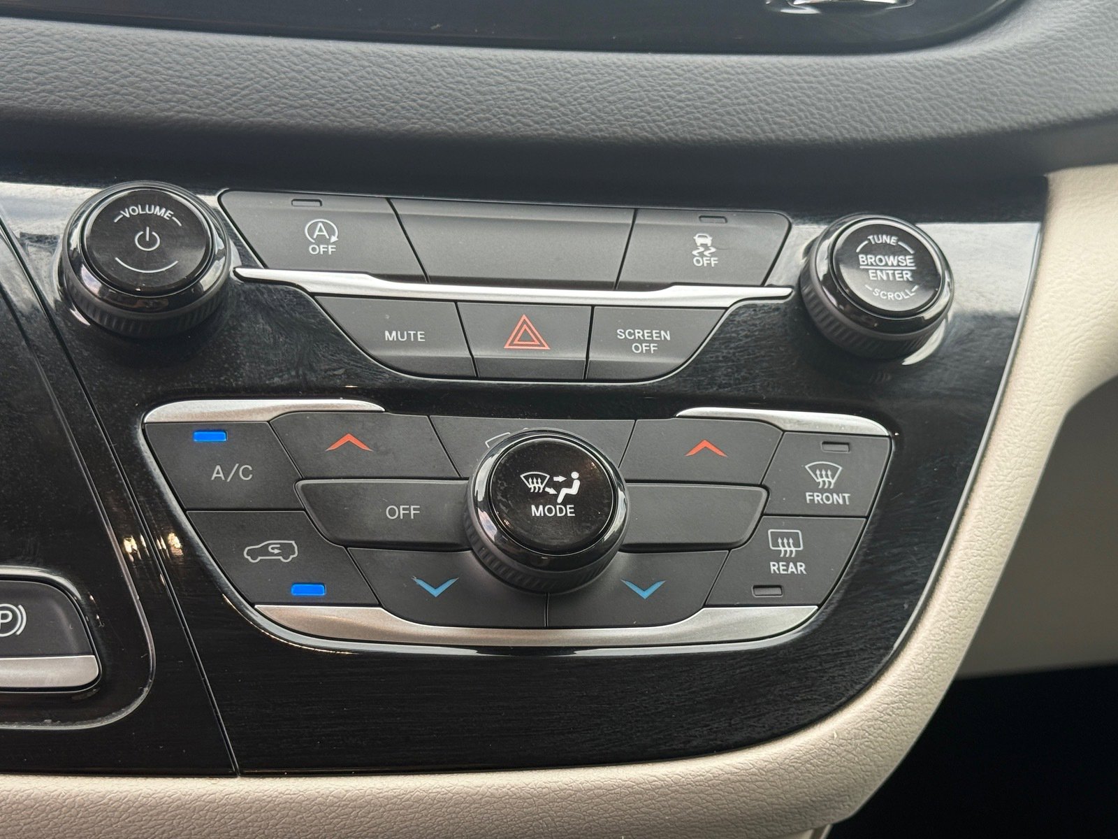 Used 2022 Chrysler Voyager LX image 20