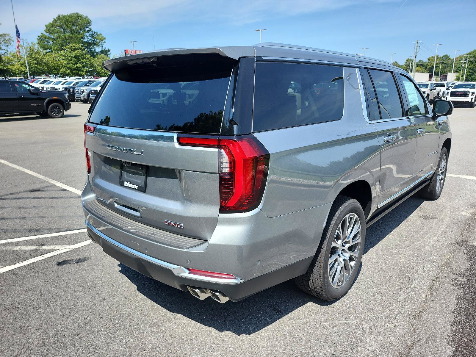 New 2026 GMC Yukon XL Denali w/ Denali Reserve Package AWD/4WD image 3
