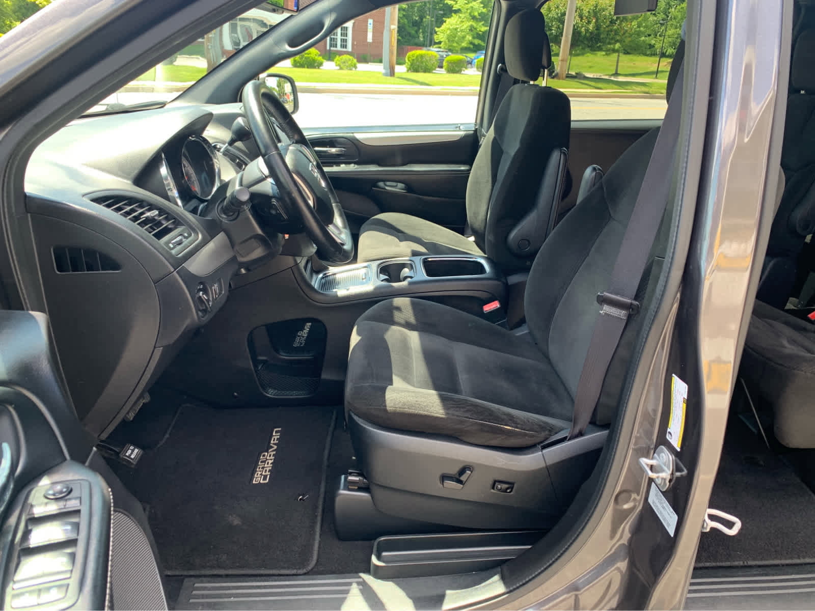 Used 2015 Dodge Grand Caravan SXT w/ Blacktop Package FWD image 11