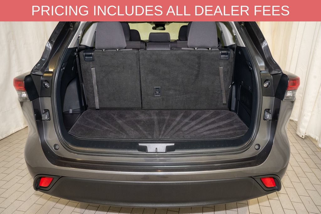 Used 2025 Toyota Highlander LE FWD image 5