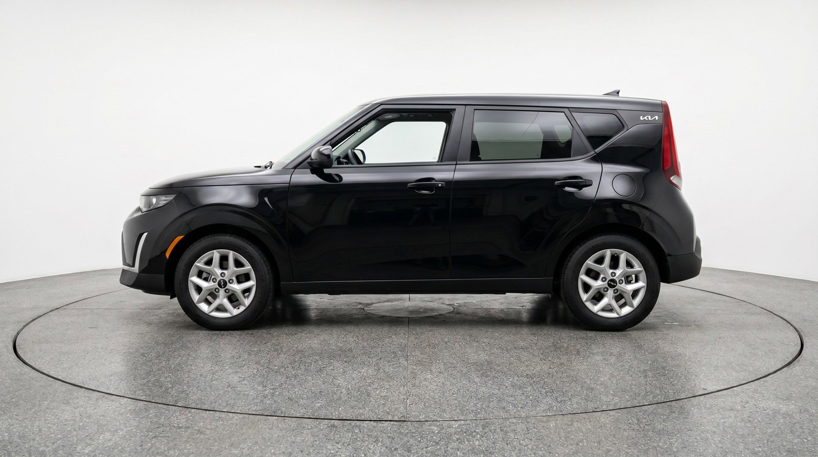 Used 2025 Kia Soul LX w/ LX Technology Package FWD image 5