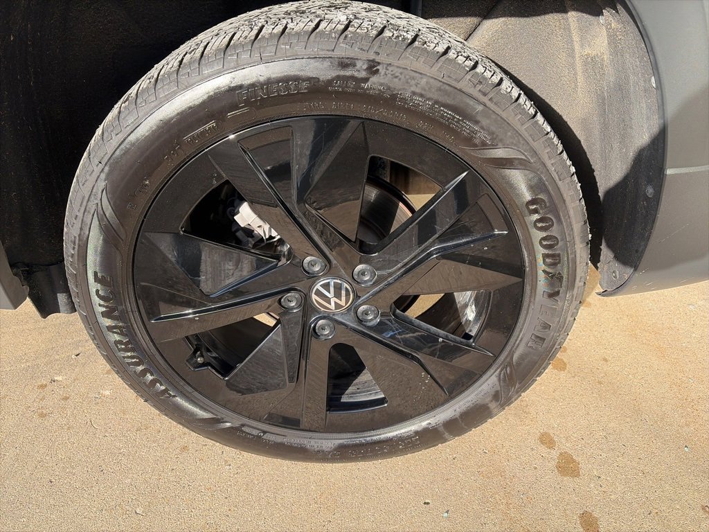 Certified 2025 Volkswagen Taos SE image 23