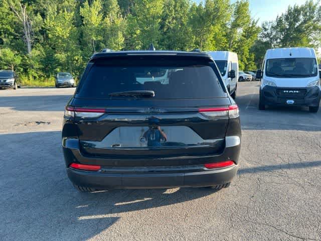 Used 2023 Jeep Grand Cherokee Altitude AWD/4WD image 5