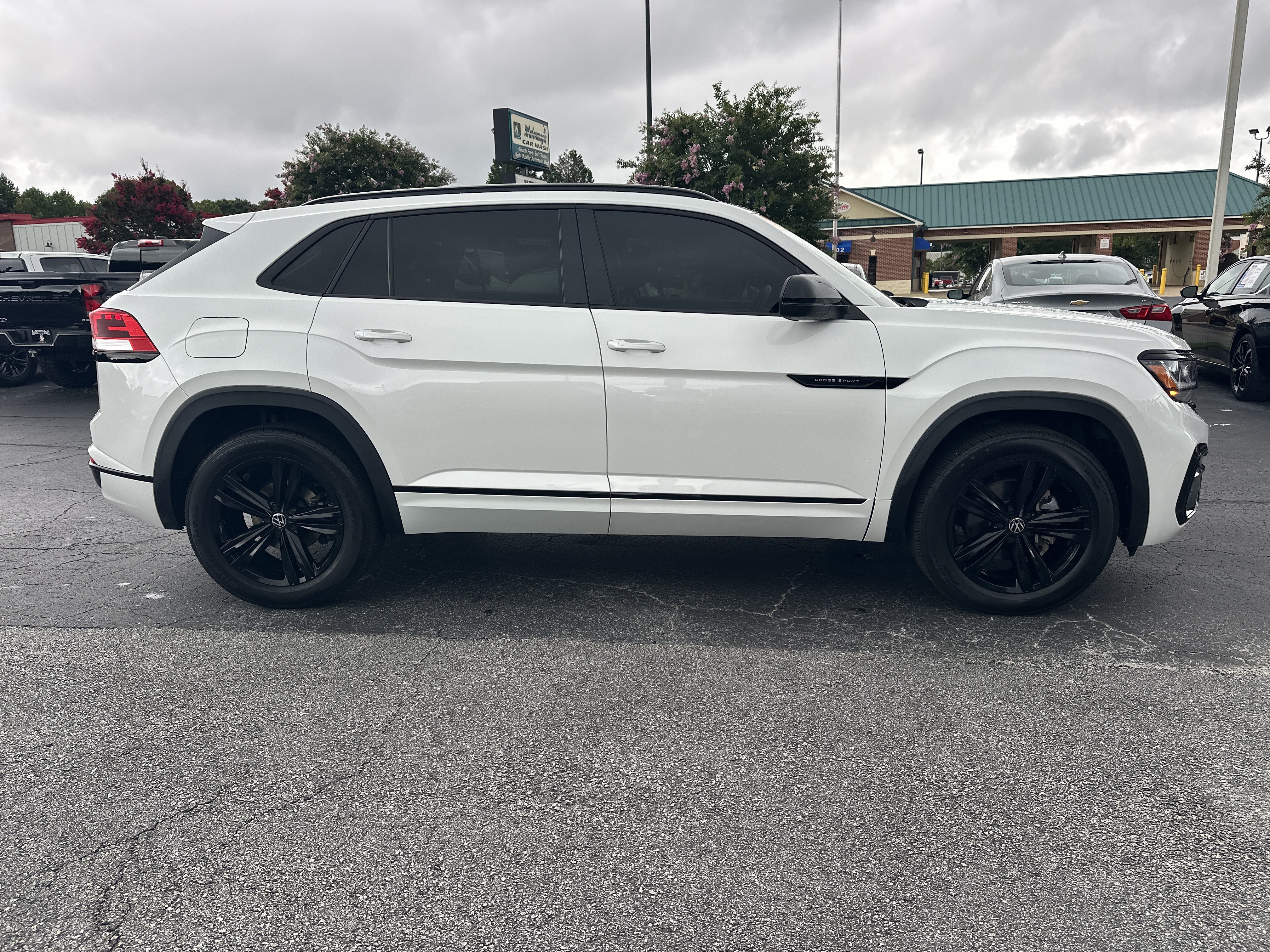 Used 2023 Volkswagen Atlas Cross Sport SEL R-Line AWD/4WD image 9