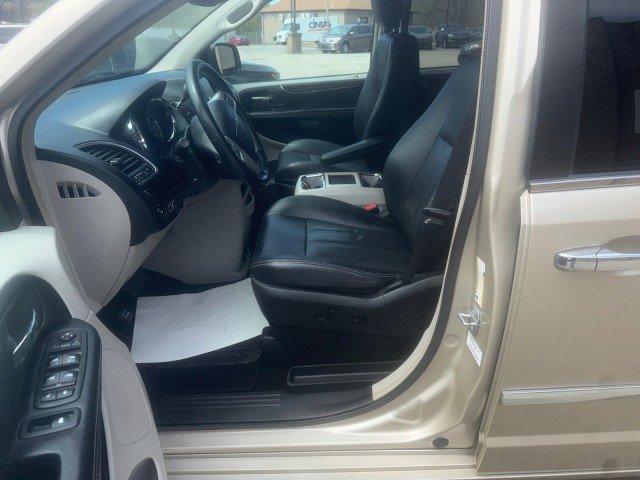 Used 2014 Chrysler Town & Country Touring-L w/ Driver Convenience Group FWD image 11