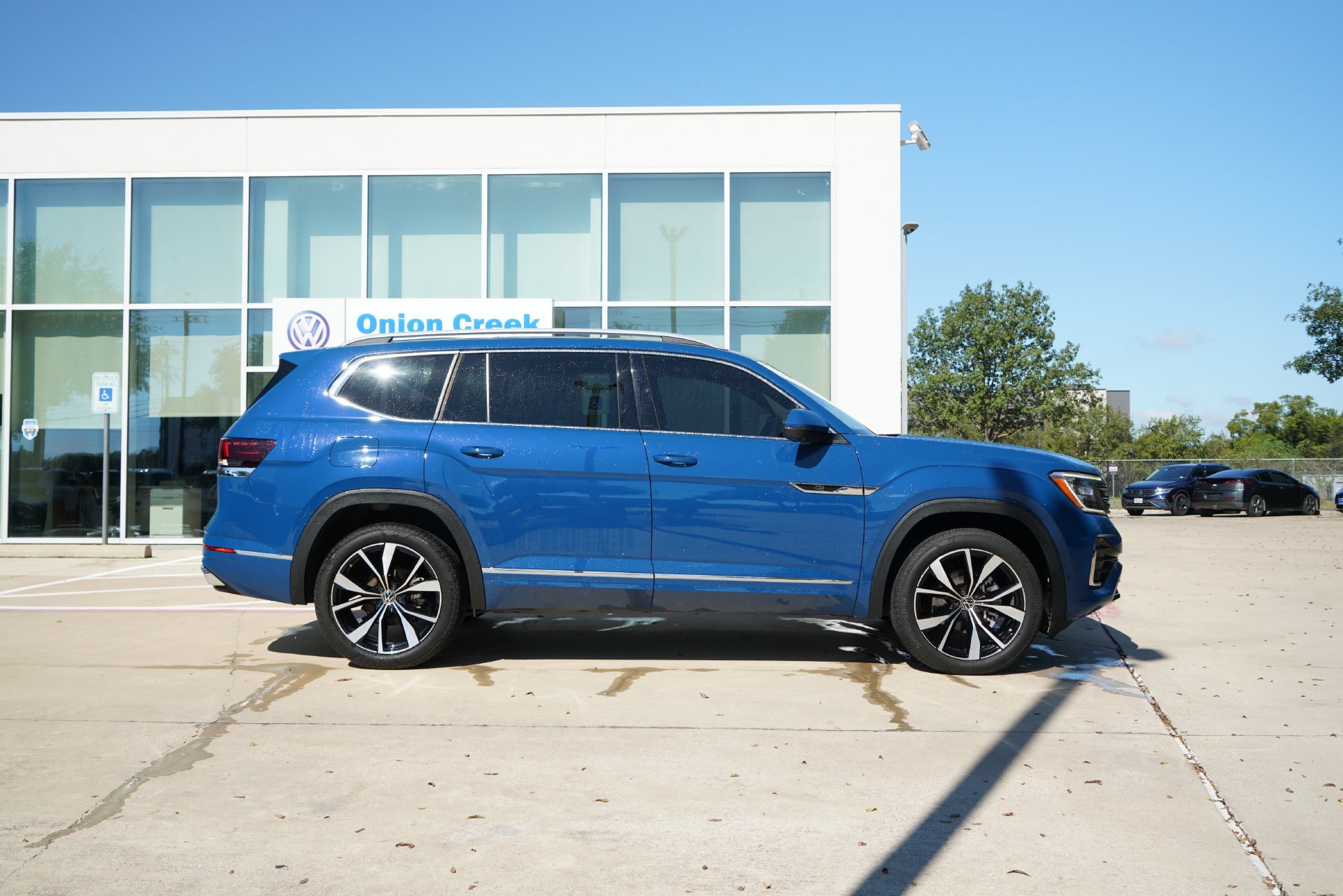 Certified 2025 Volkswagen Atlas SEL Premium R-Line AWD/4WD image 4
