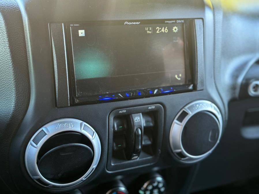 Used 2014 Jeep Wrangler Unlimited Rubicon image 17