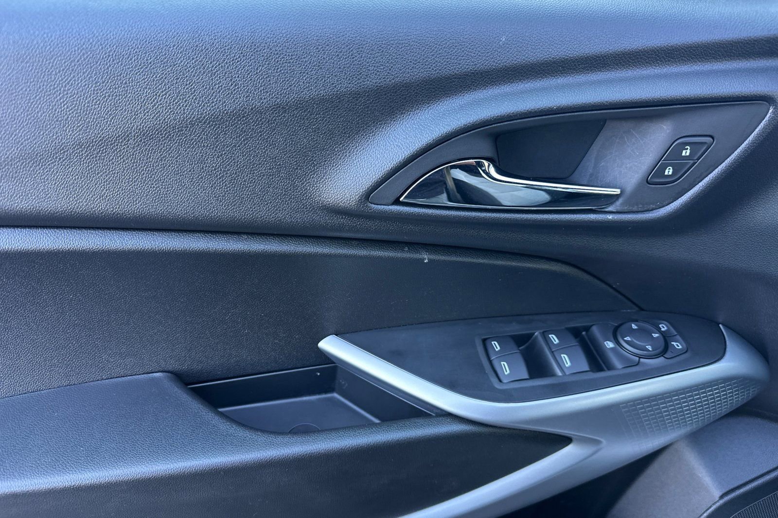 Used 2025 Chevrolet Trax RS image 12