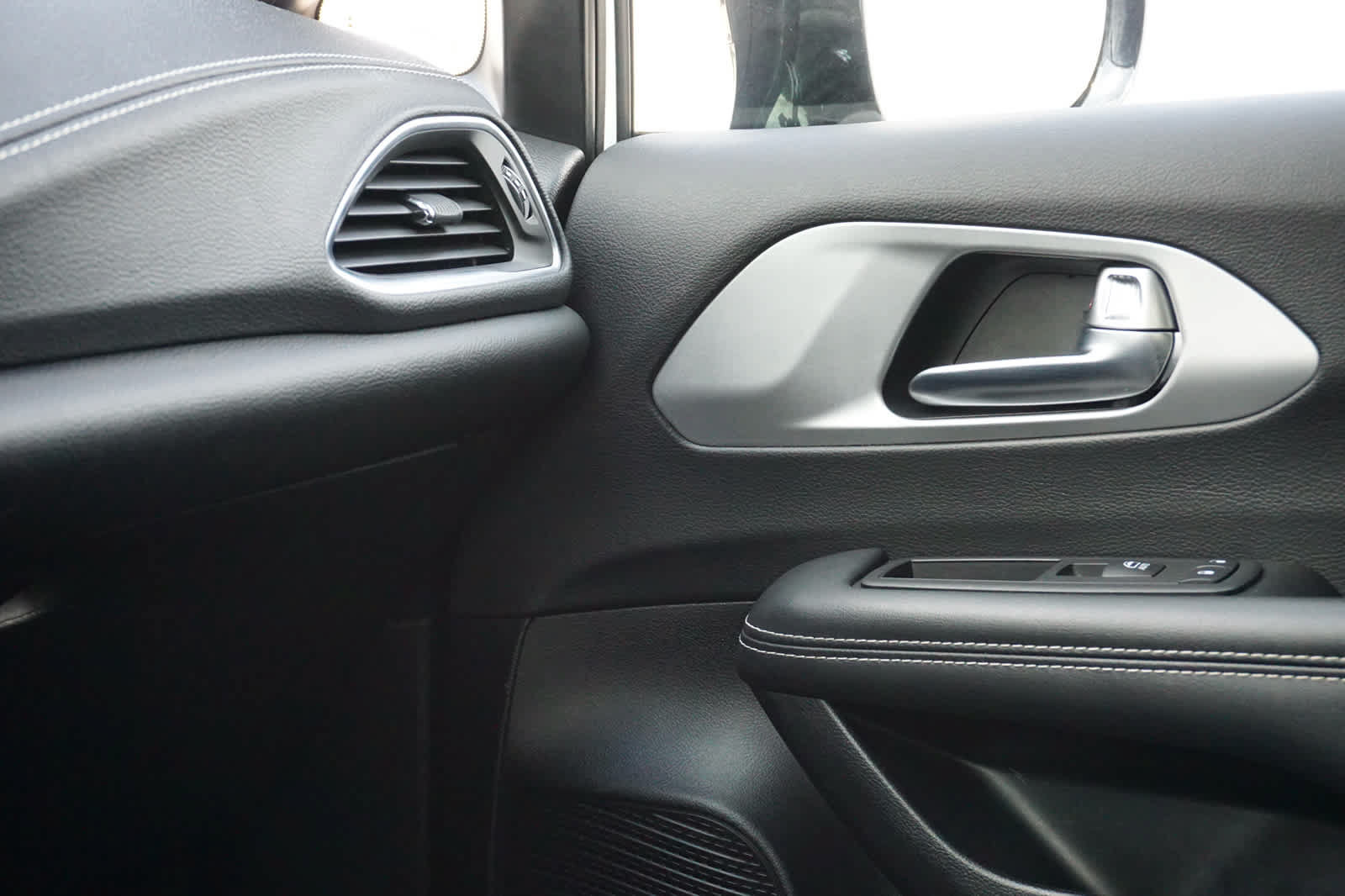 Used 2025 Chrysler Pacifica Limited FWD image 28