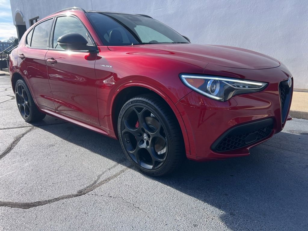 Used 2023 Alfa Romeo Stelvio Veloce AWD/4WD image 2