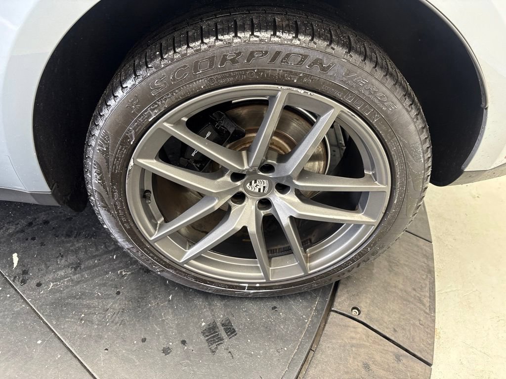 Certified 2024 Porsche Macan Turbo AWD/4WD image 15