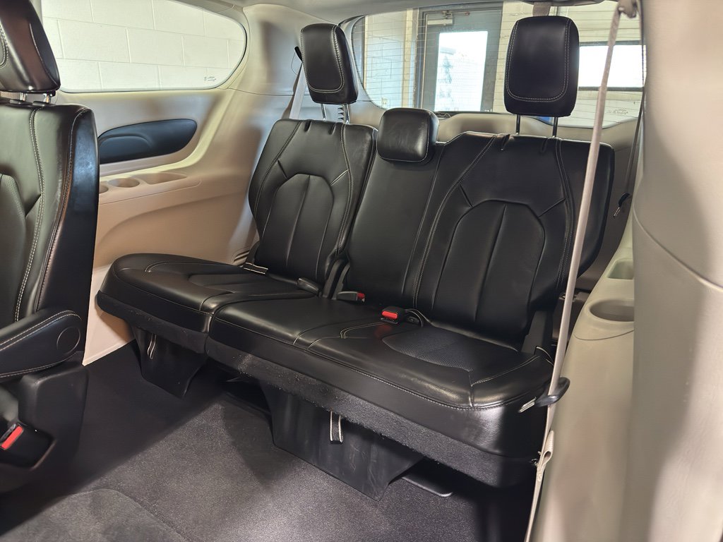 Used 2024 Chrysler Pacifica Touring-L image 10