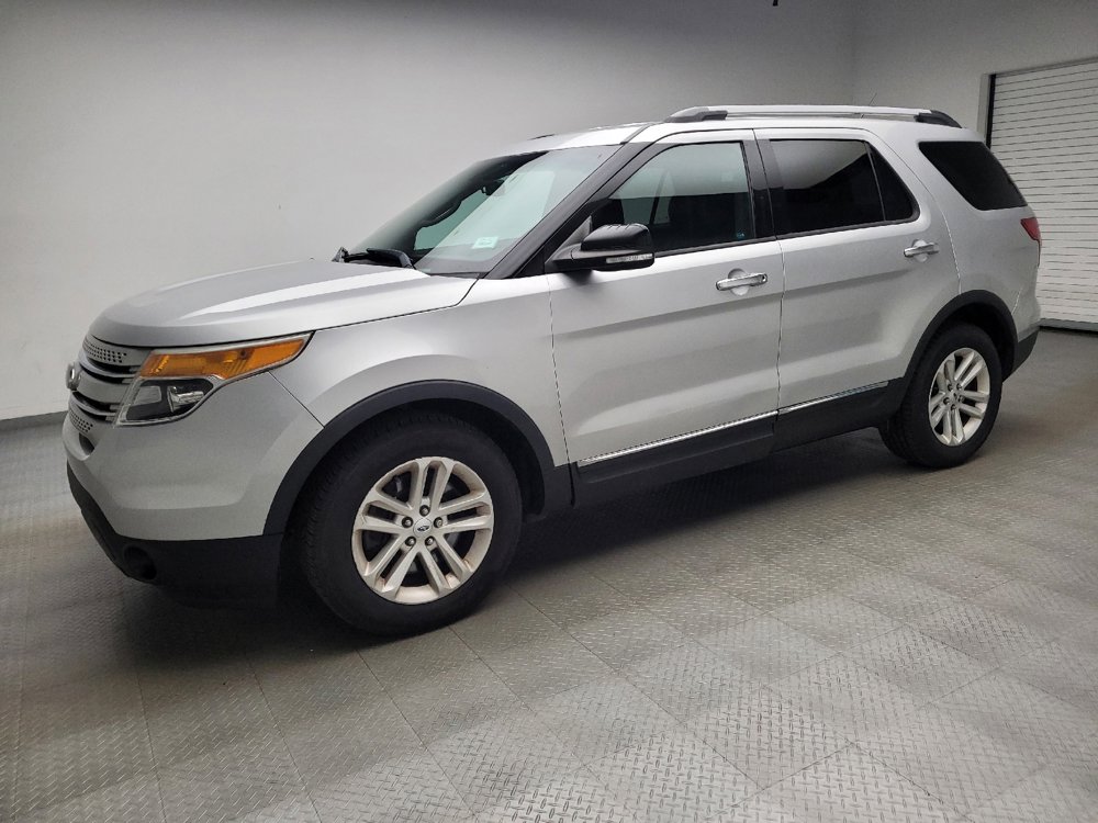 Used 2015 Ford Explorer XLT w/ Equipment Group 202B FWD image 2