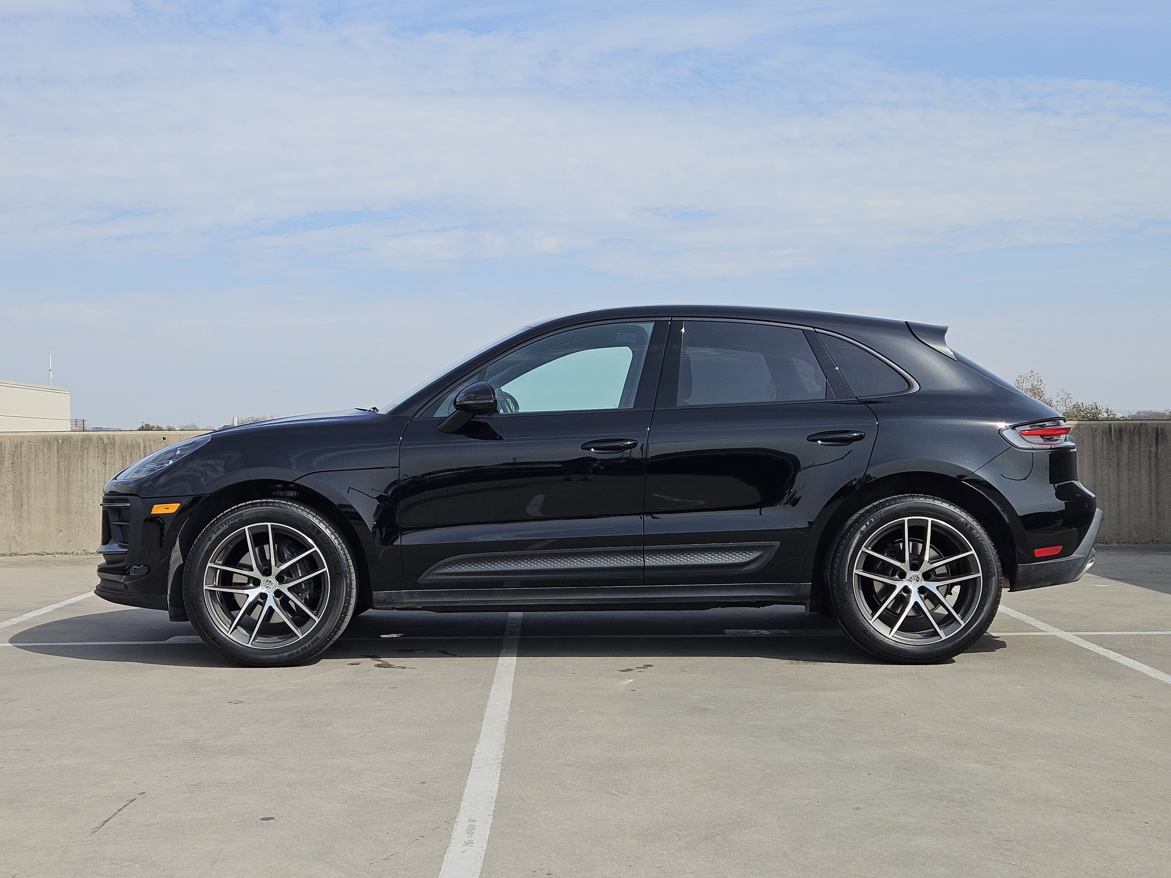 Certified 2025 Porsche Macan image 2