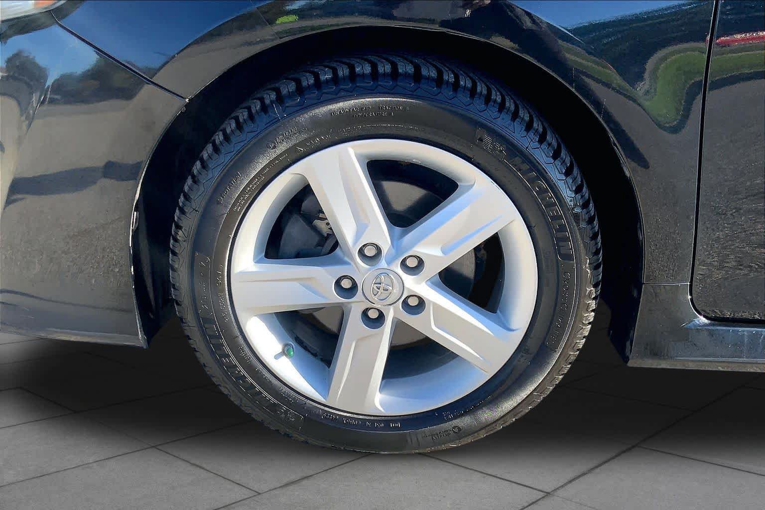 Used 2013 Toyota Camry SE FWD image 10