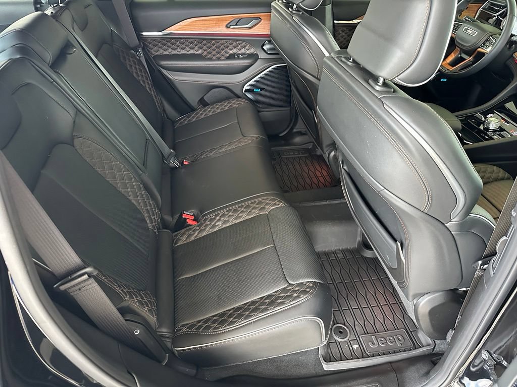 Used 2025 Jeep Grand Cherokee Summit AWD/4WD image 38