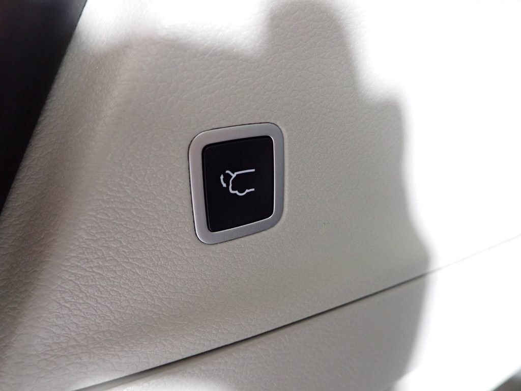 Used 2023 Chrysler Pacifica Touring-L FWD image 18