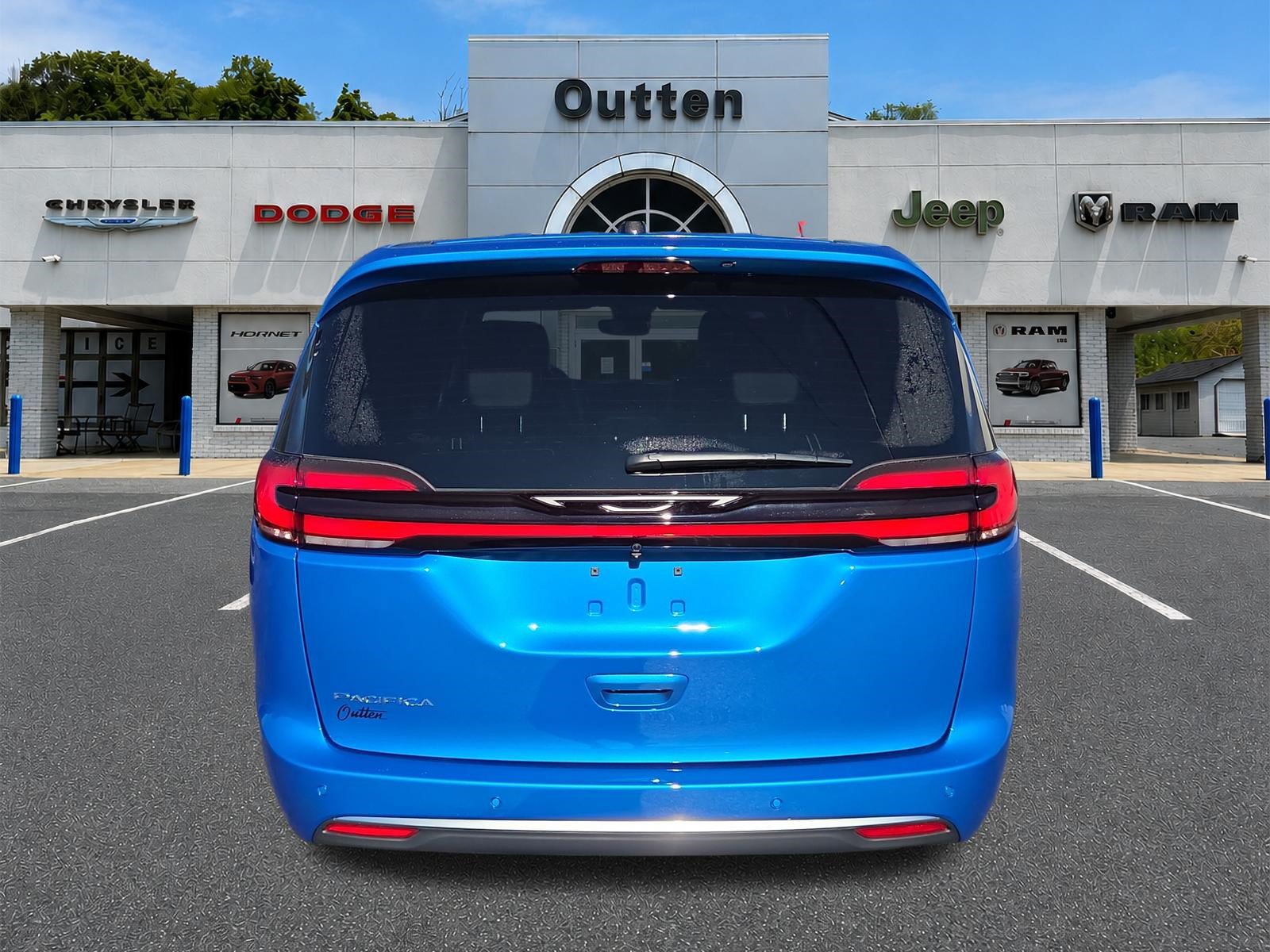 New 2027 Chrysler Pacifica Select FWD image 4