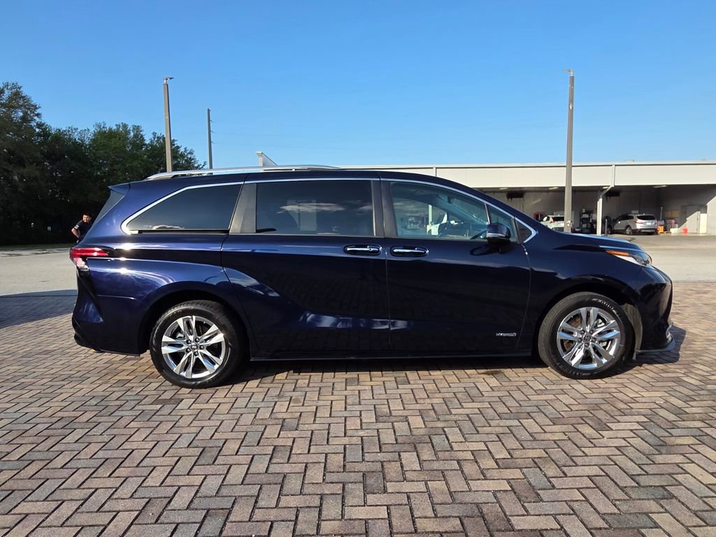 Used 2021 Toyota Sienna Limited image 12