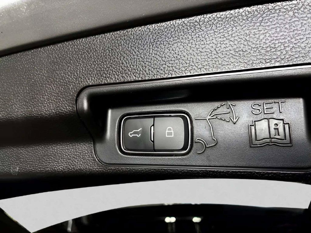 Used 2023 Ford Explorer XLT w/ Equipment Group 202A RWD image 13