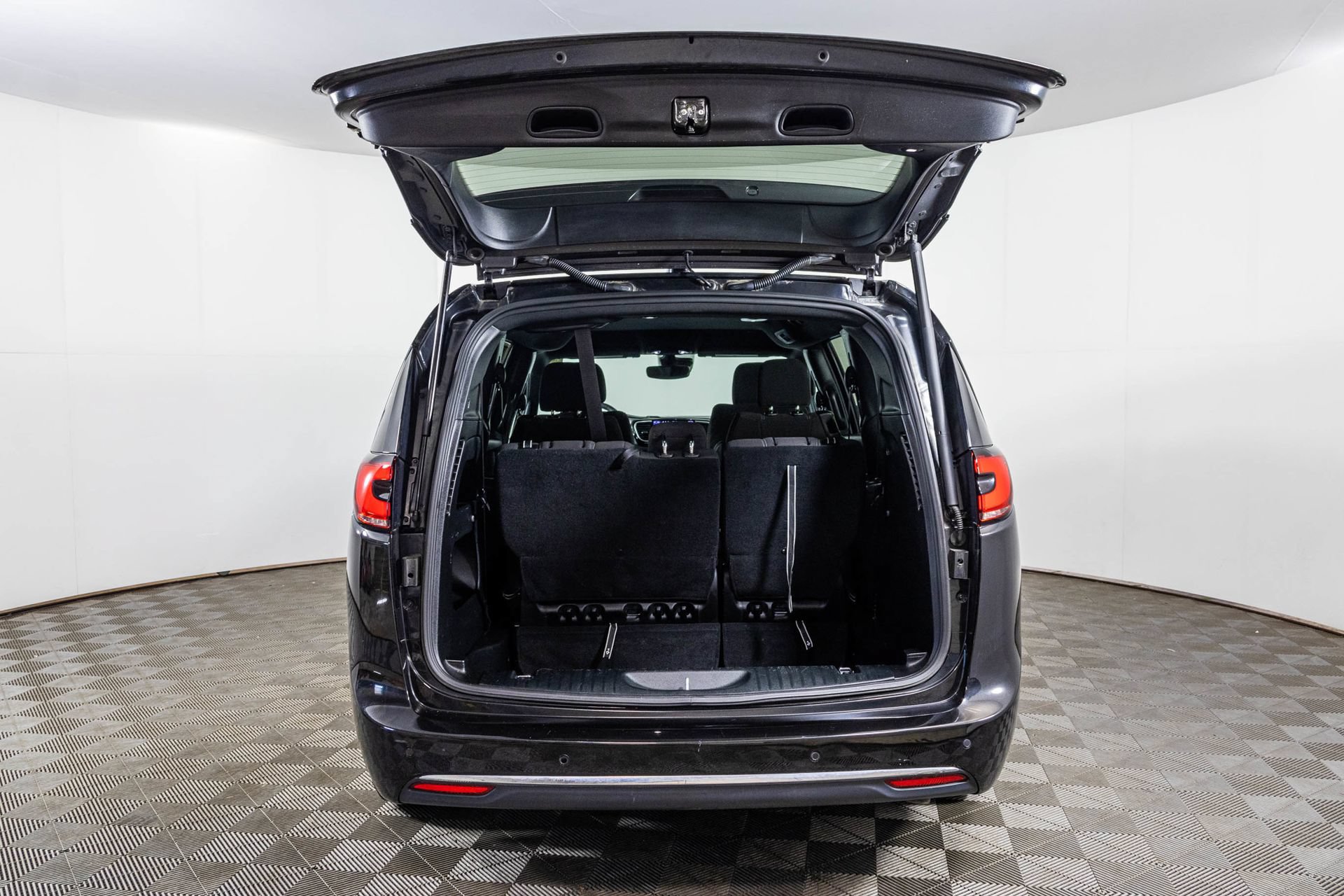 Used 2023 Chrysler Pacifica Touring FWD image 40