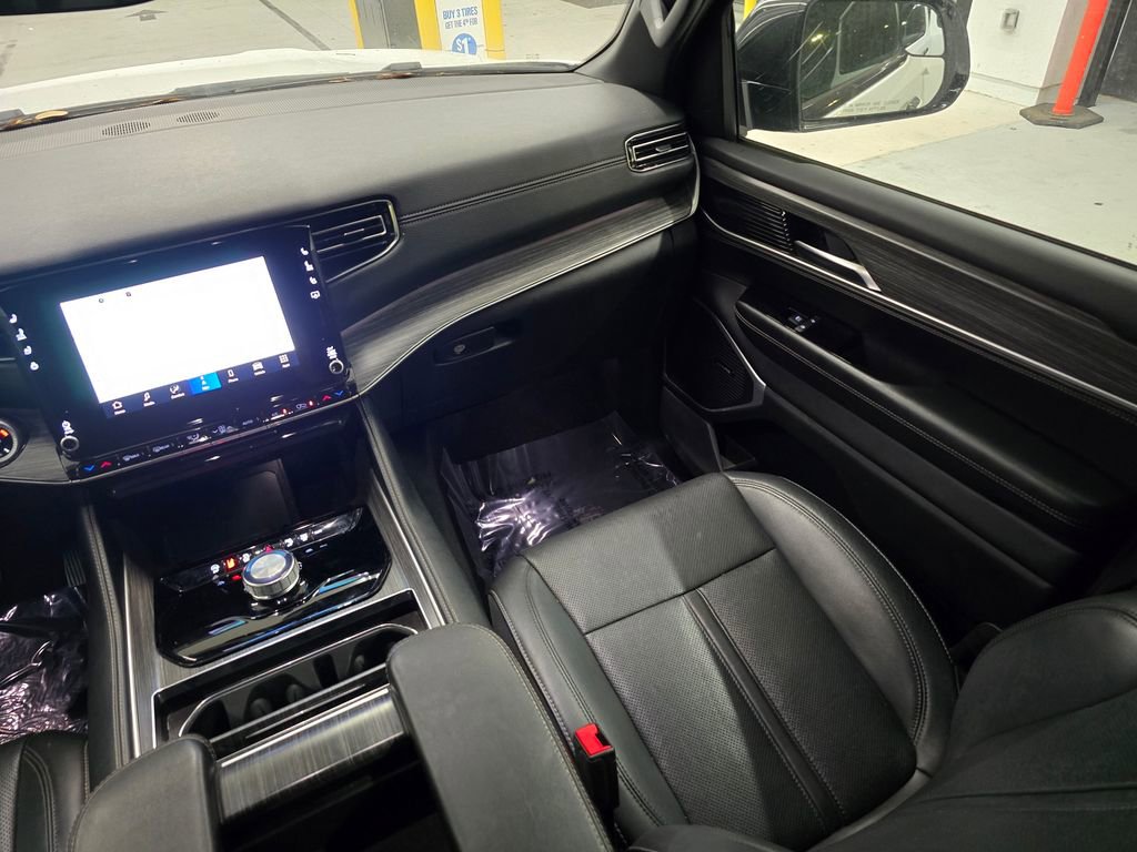 Certified 2024 Jeep Wagoneer L Series II image 40