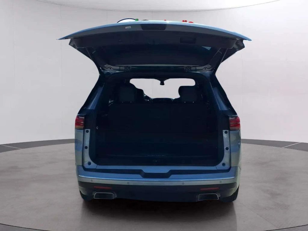 Used 2023 Chevrolet Traverse High Country AWD/4WD image 18