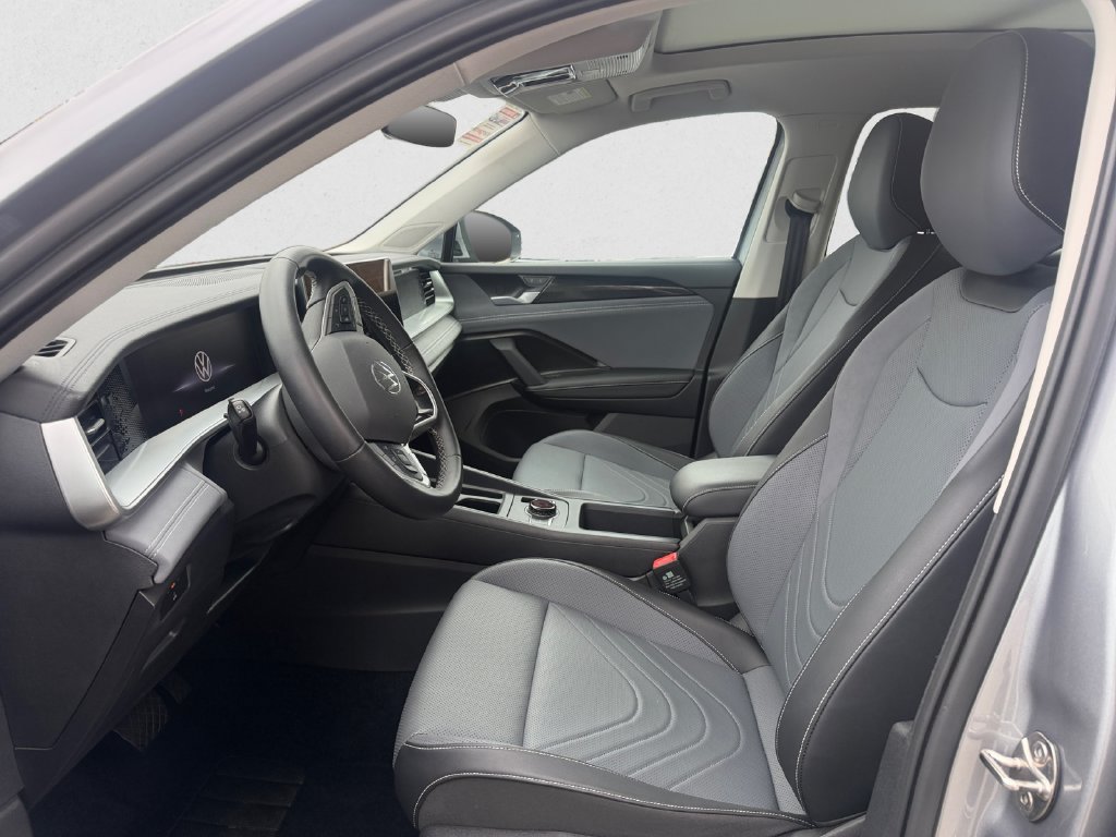 Used 2025 Volkswagen Tiguan SE AWD/4WD image 9