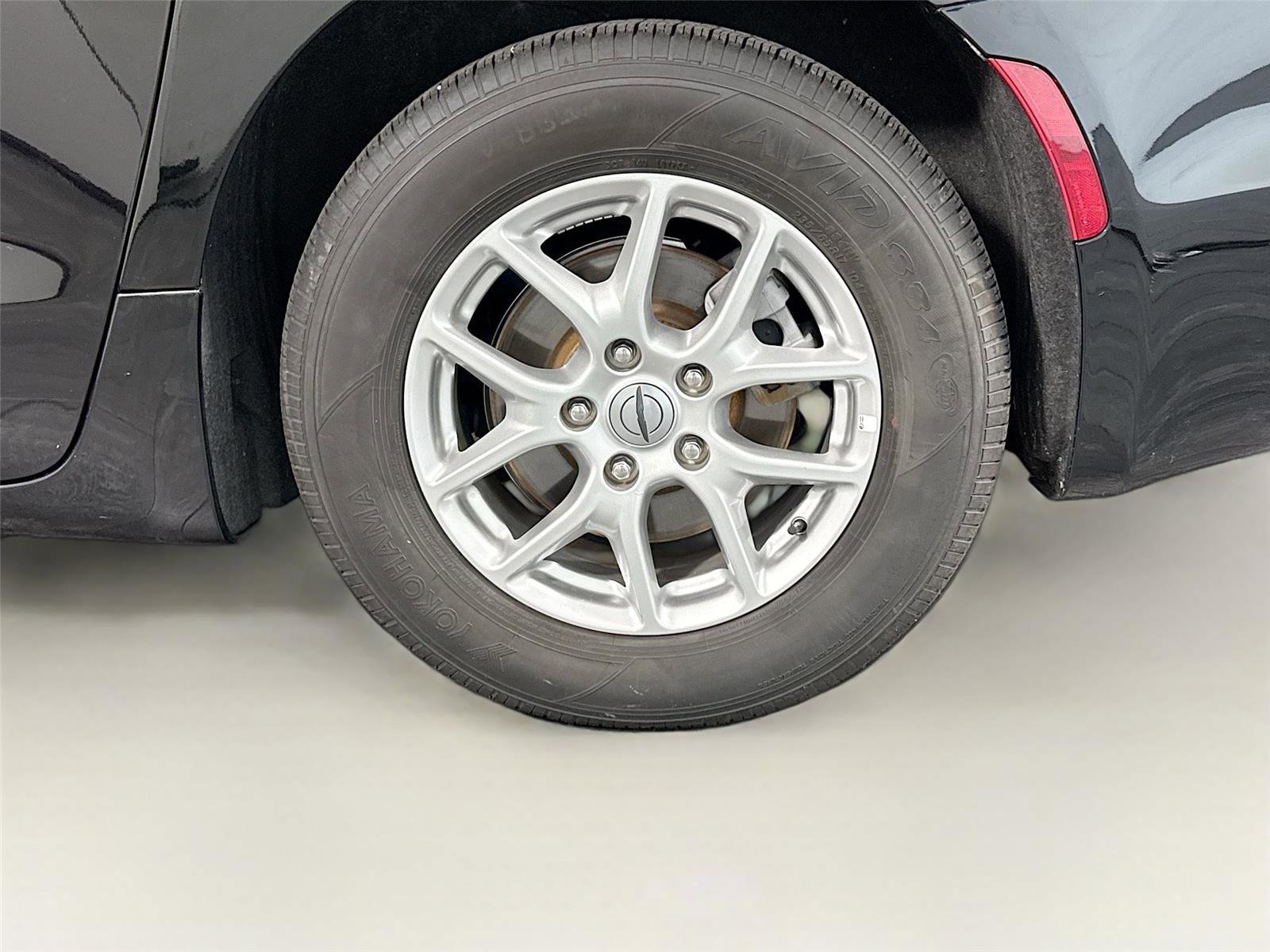 Used 2025 Chrysler Pacifica Select image 33