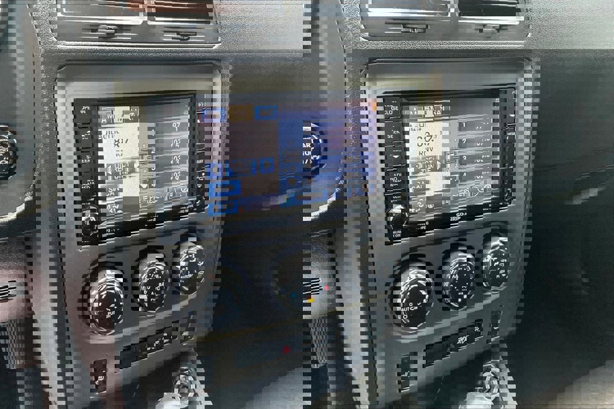 Used 2014 Dodge Challenger SXT RWD image 9