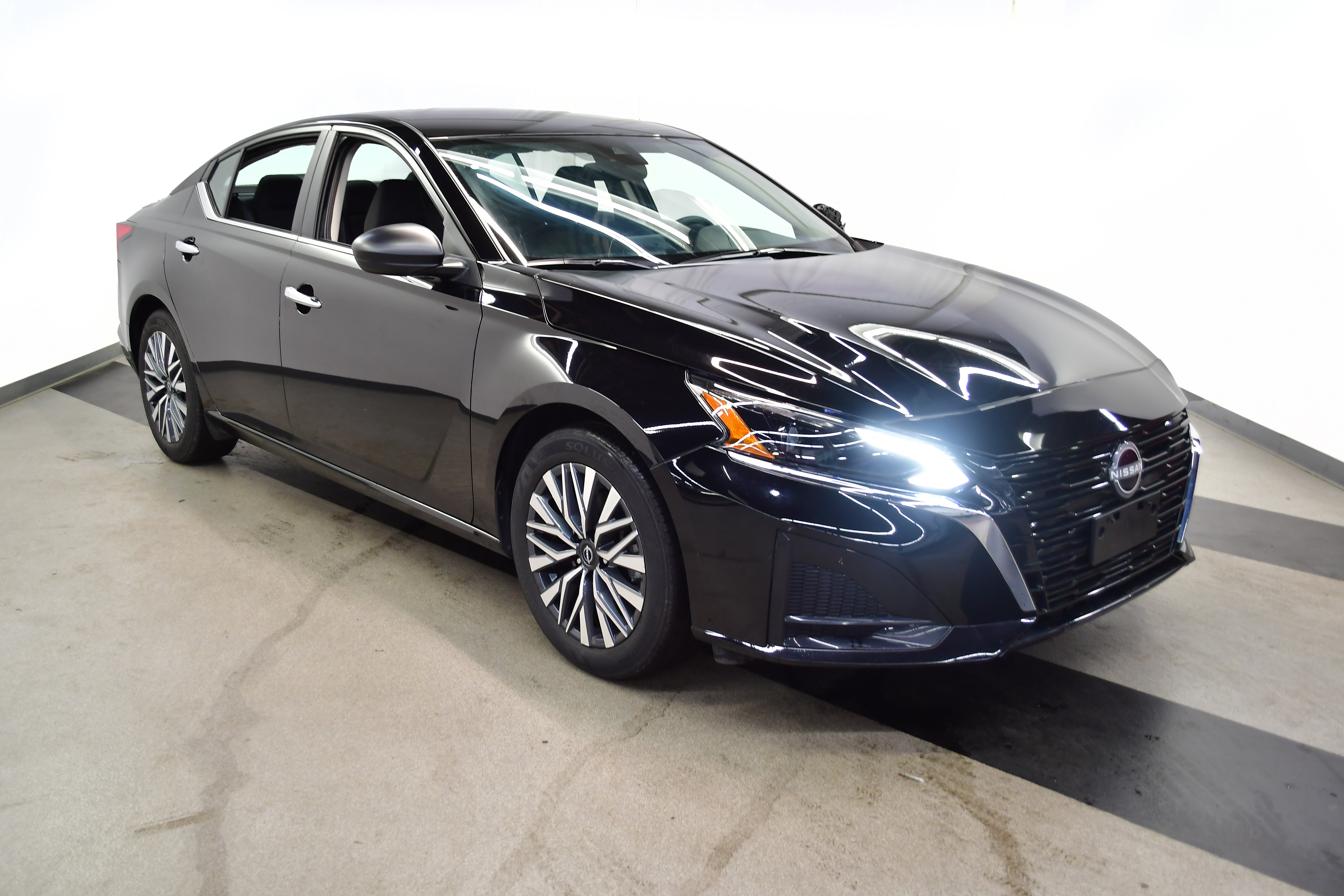 Used 2025 Nissan Altima 2.5 SV FWD image 2