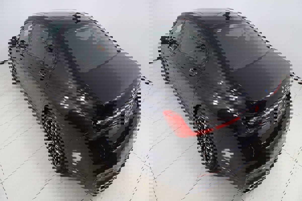 Used 2022 BMW 750i xDrive w/ M Sport Package image 31