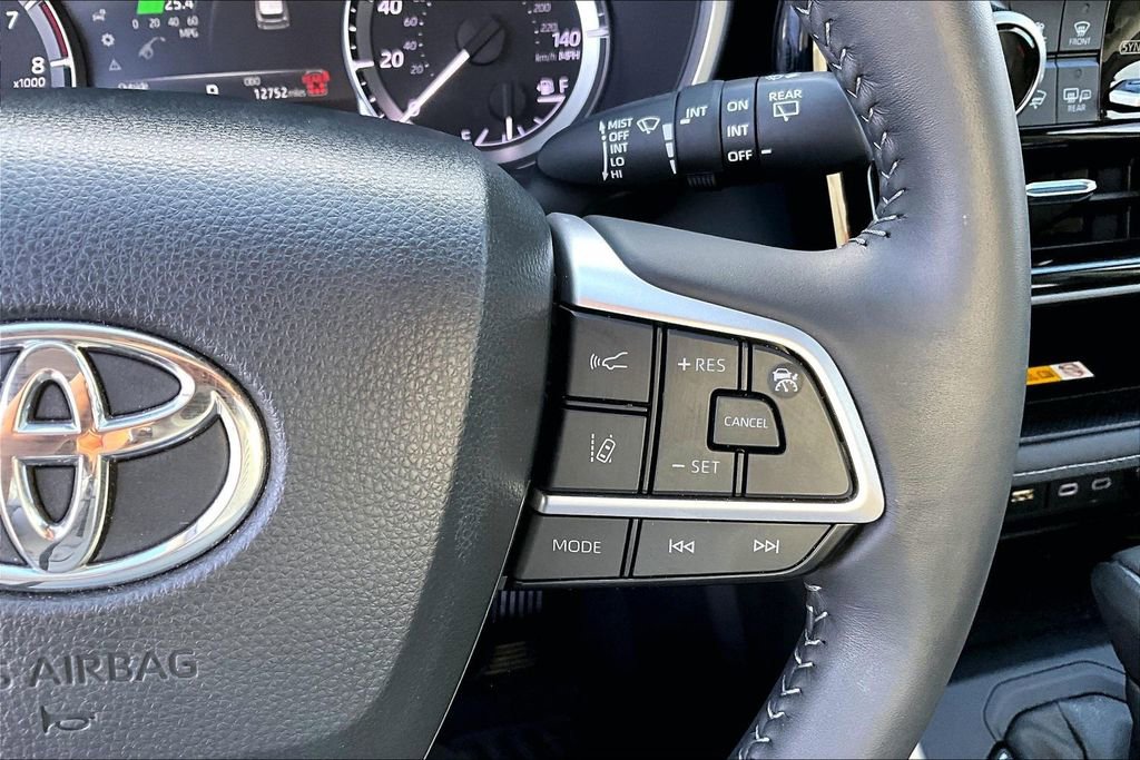 Used 2024 Toyota Highlander LE image 28